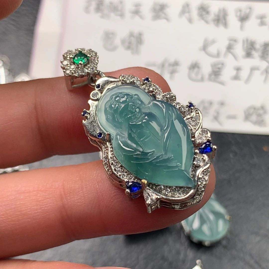 翡翠未镶嵌颈饰天使