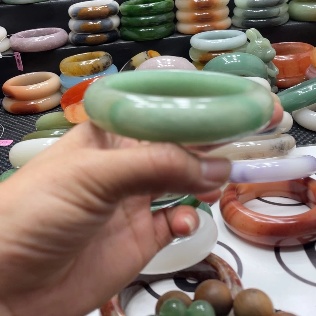 石英岩玉未镶嵌手镯