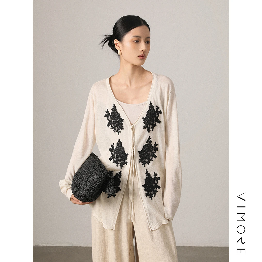 VIMORE未沫|“早秋新中式”微透肌理感蕾丝花朵装饰 系带V领衬衫