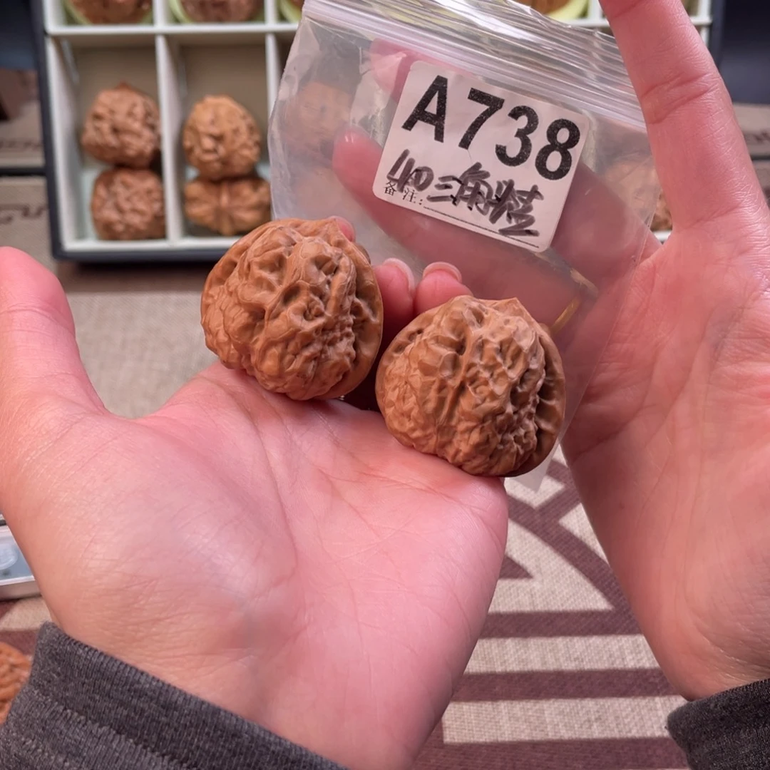 40三角蛙文玩核桃