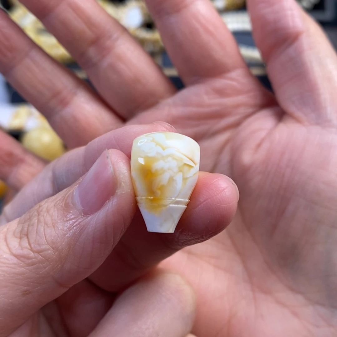 蜜蜡未镶嵌裸石沁色瓷白妖花三通13.2