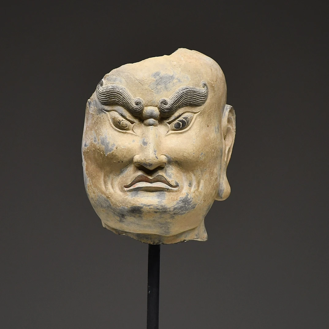 北齐青石力士头像，高16，总高28厘米。
