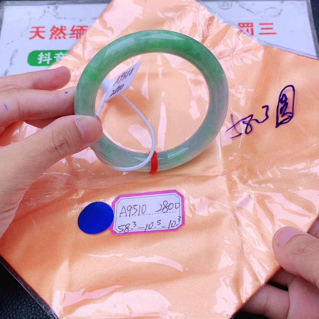 翡翠手镯未镶嵌我