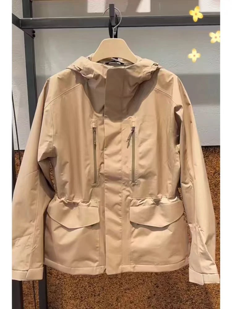 卡其色连帽短款冲锋衣外套女2025年春秋季爆款高级感休闲小众百搭