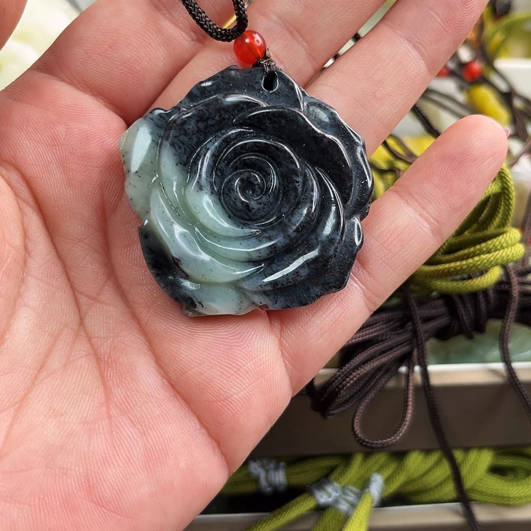 蛇纹石玉颈饰未镶嵌