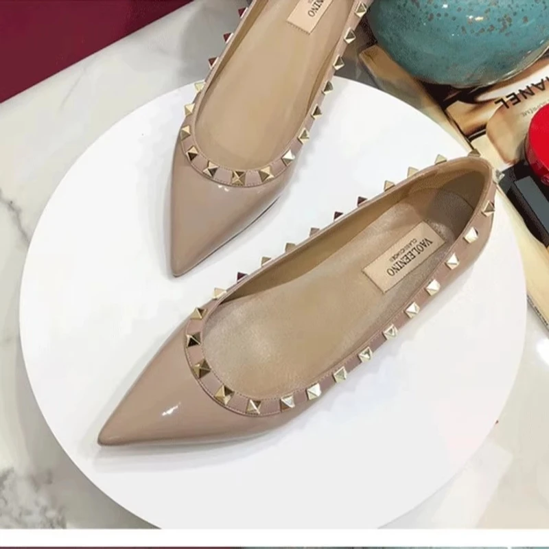 法式气质尖头鞋2025浅口夏季新款铆钉漆皮晚晚风温柔软底平底瓢鞋