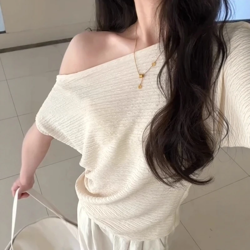 韩版纯欲肌理感褶皱斜肩短袖T恤女夏季设计感小众一字领露肩上衣