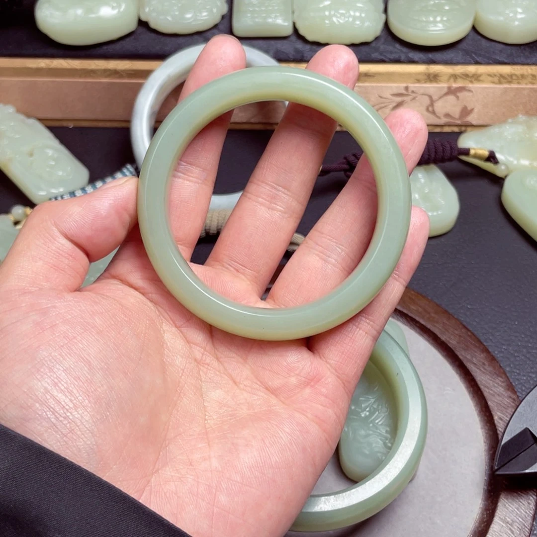 和田玉颈饰未镶嵌红****@