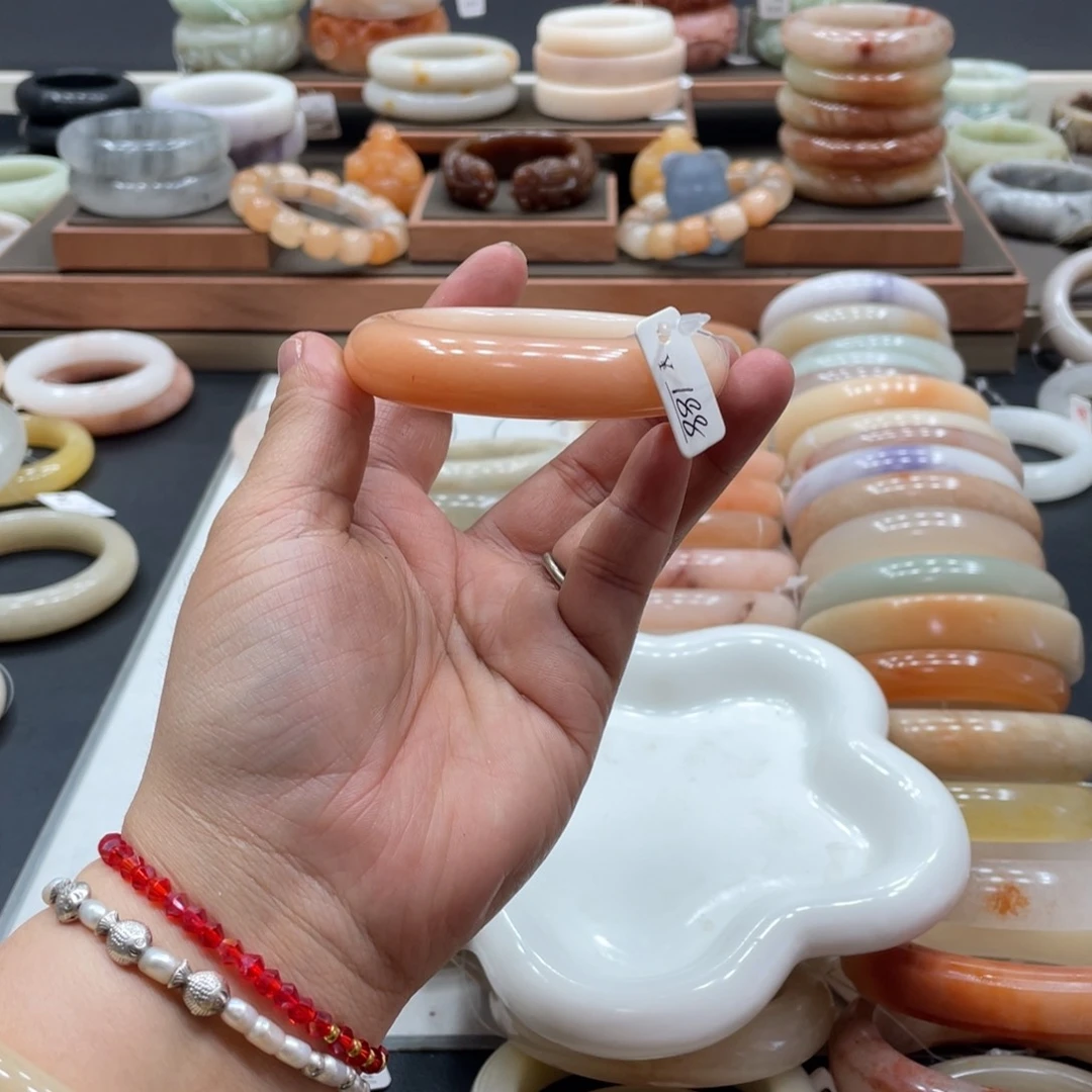 ，***石英质玉手镯未镶嵌