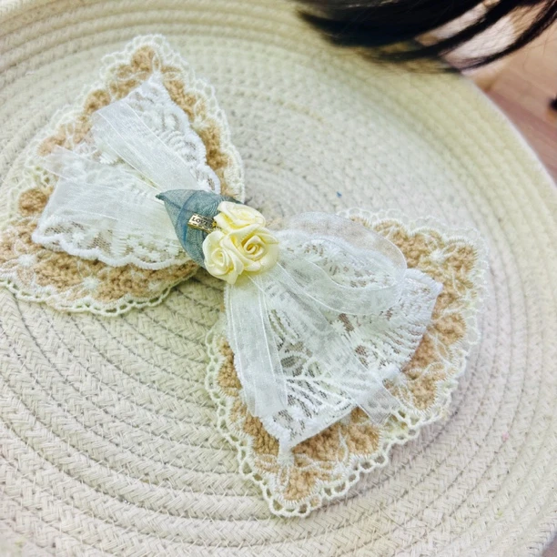 HC0242 米色针织刺绣蕾丝玫瑰蝴蝶结弹簧夹