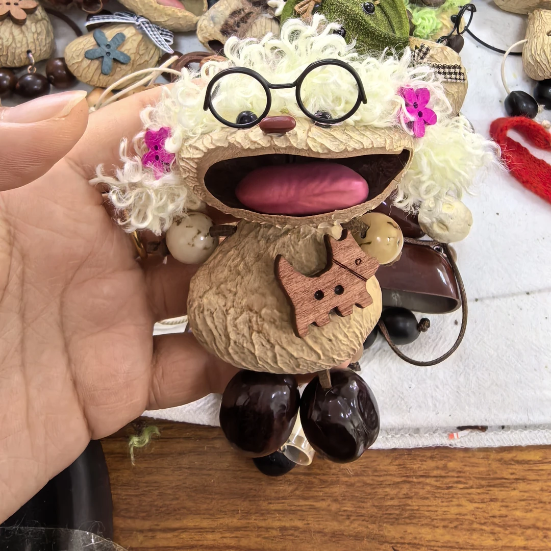 卷卷黄毛挂件一个