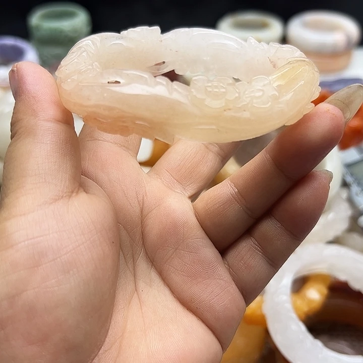 石英岩玉手镯未镶嵌淡**初