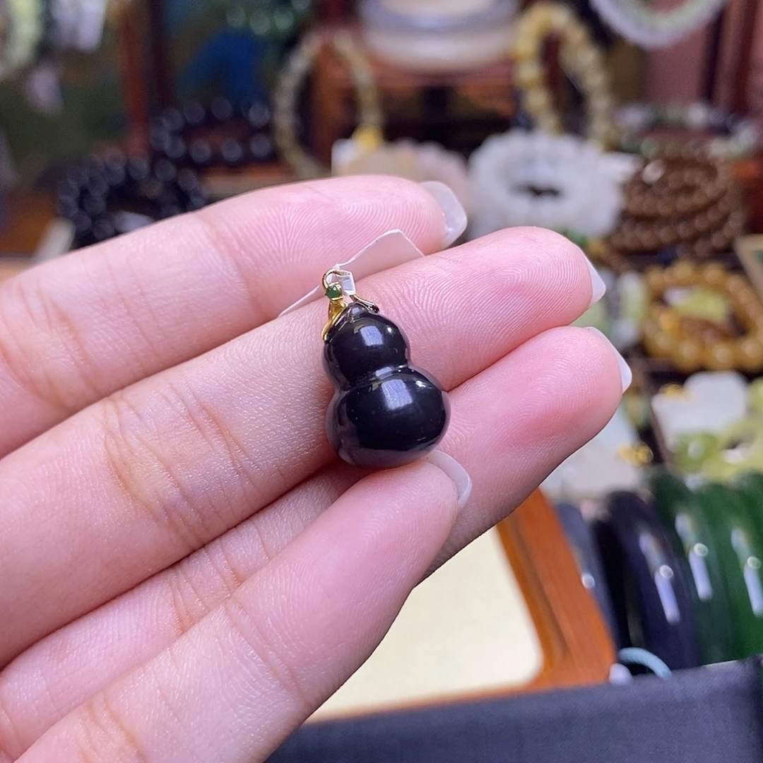 和田玉未镶嵌颈饰浓烟紫金镶葫芦