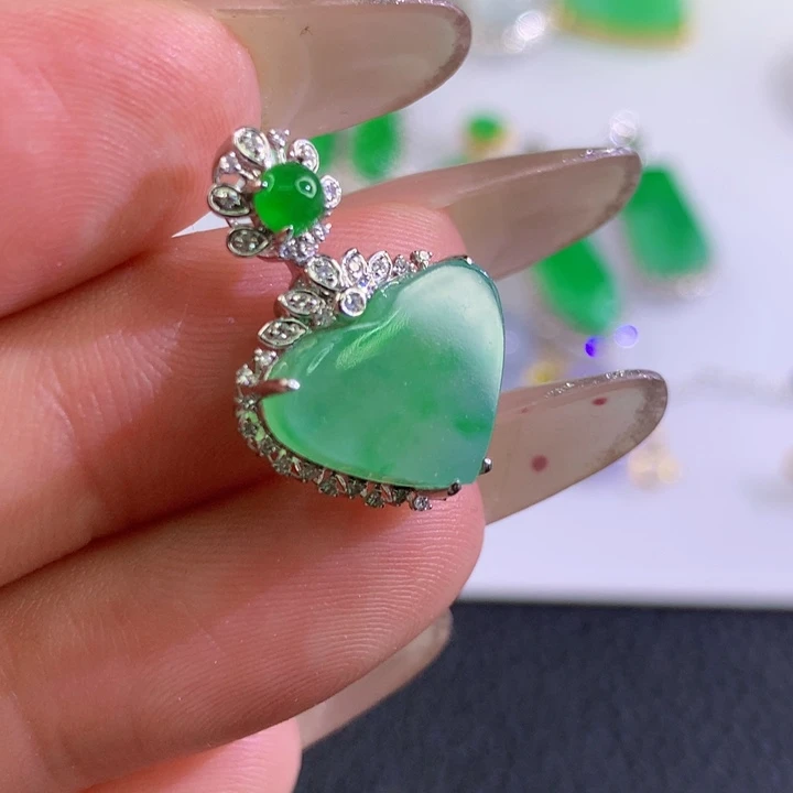 翡翠18K金镶嵌颈饰翡翠