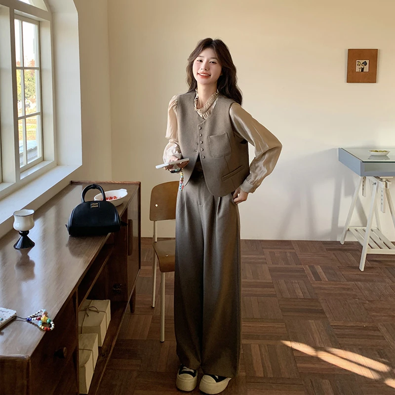 2025春新款咖色法式气质三件套女盐系马甲花边衬衫高腰阔腿裤套装