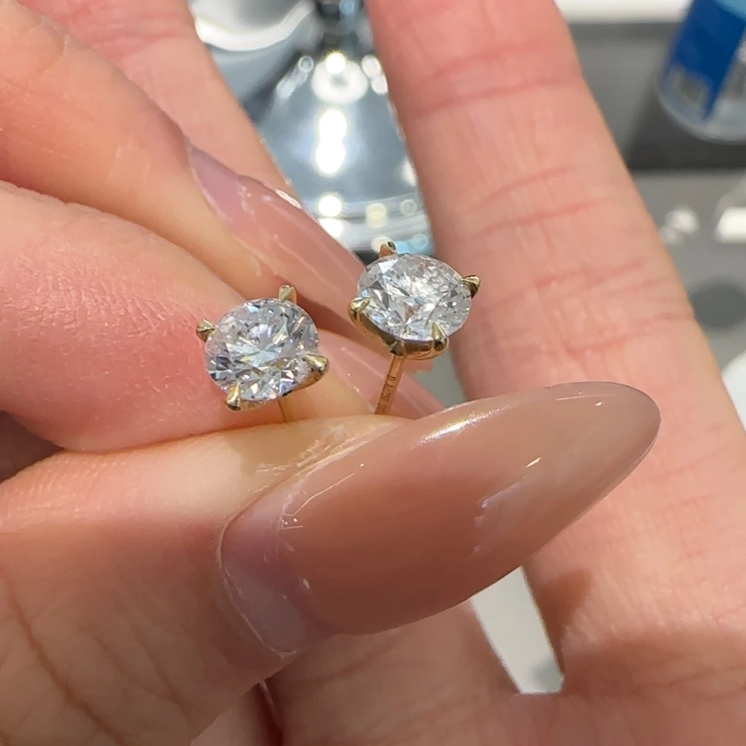 实验室培育钻石18K金镶嵌1卡四爪耳钉