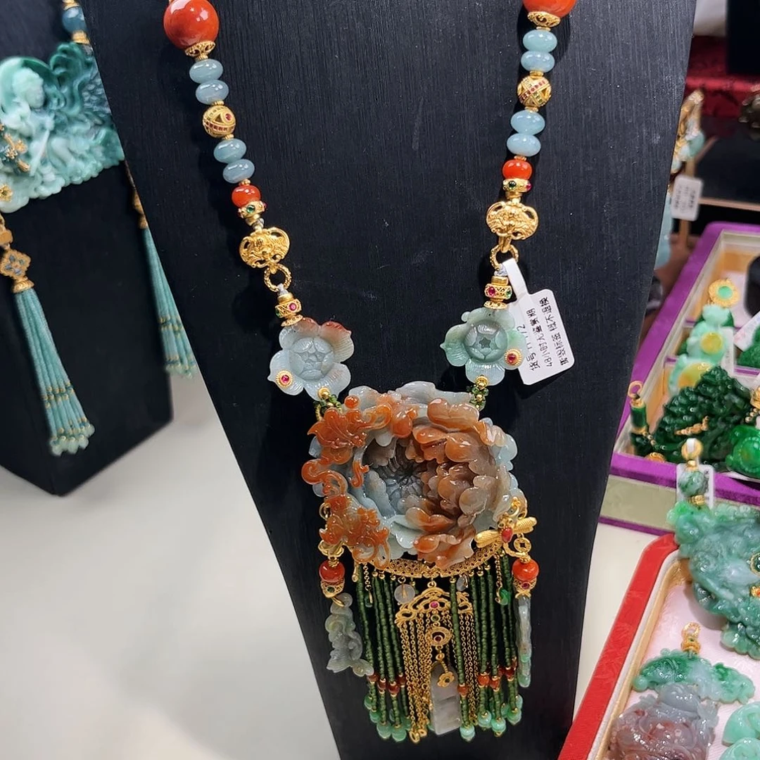 【闪购商品】翡翠吊坠(赠链)未镶嵌蝶恋花