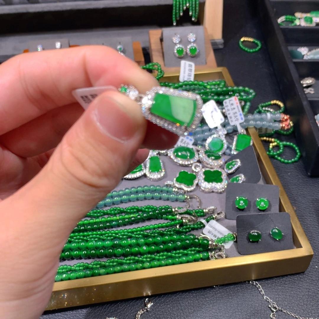 翡翠吊坠(赠链)未镶嵌天然