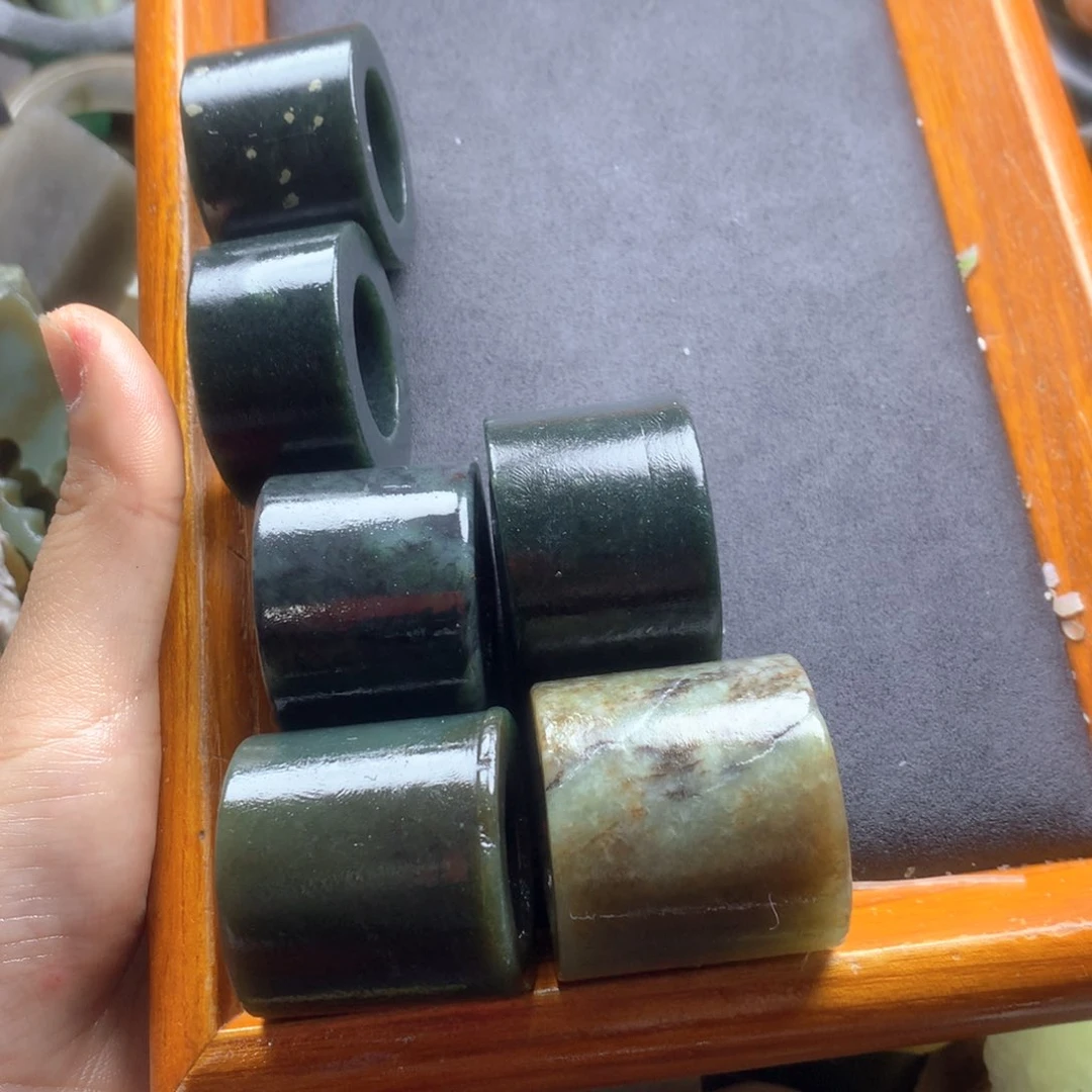 和田玉（糖玉）未镶嵌边角料言***。