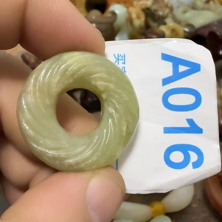 心***蕴和田玉未镶嵌颈饰