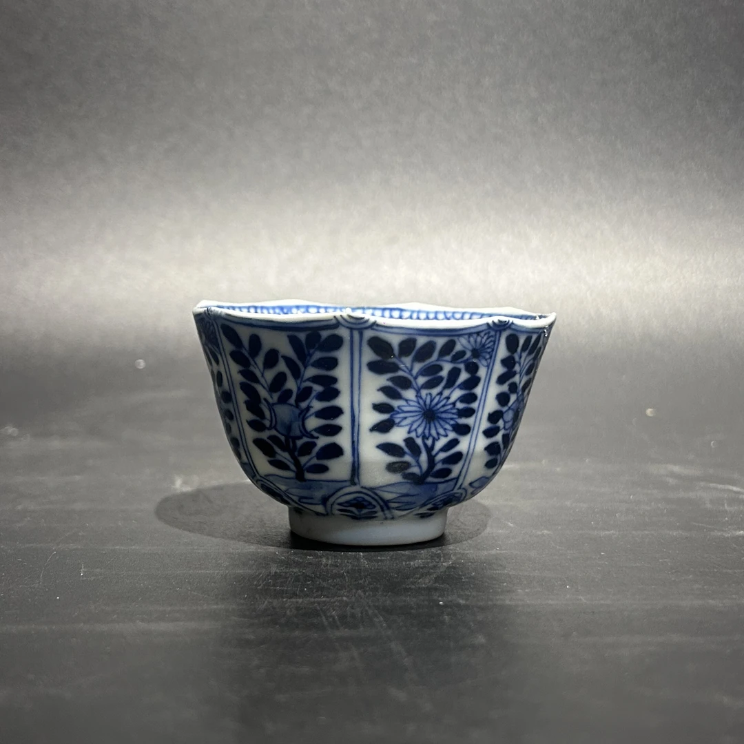 C-A0816023 清代 青花开窗花卉纹葵口杯 高度5.5口径8