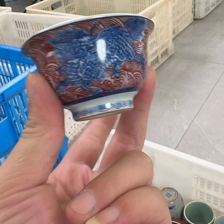 瓷片釉里红麒麟踏浪压手客杯景德镇