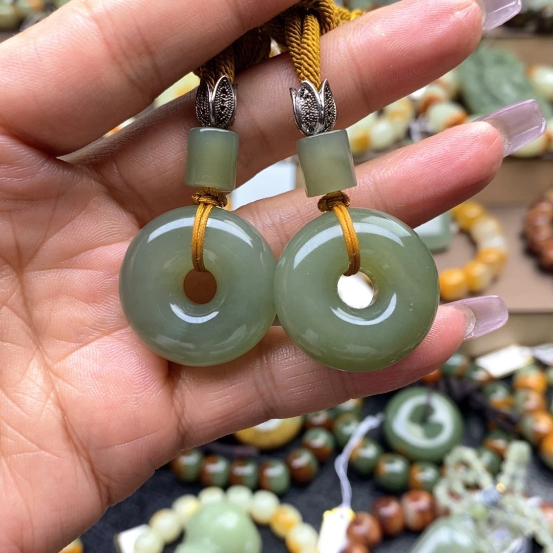 阳***哥透闪石质玉未镶嵌颈饰