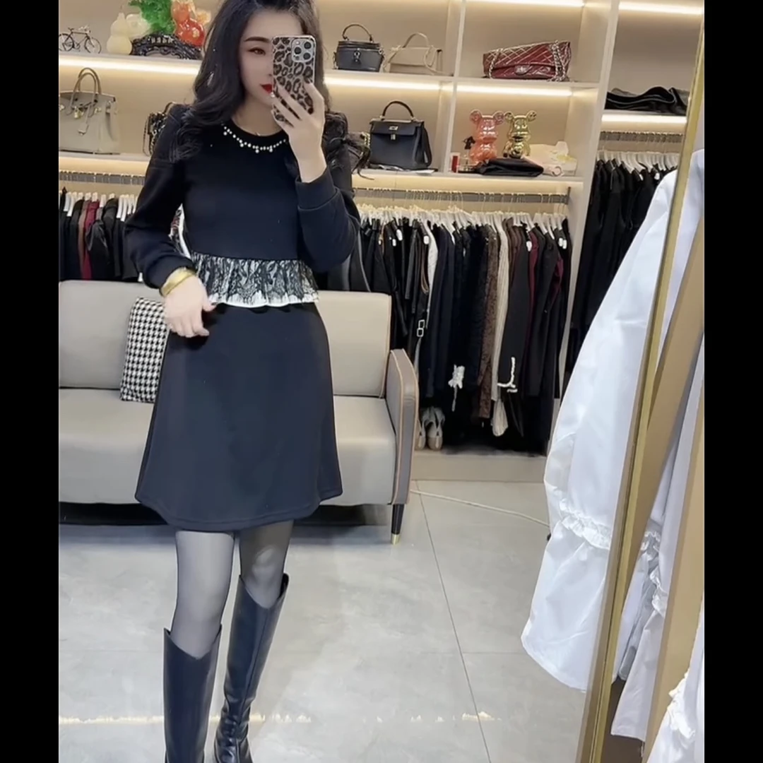 冬季新款时尚百搭气质显瘦蕾丝拼接钉钻收腰中长款连衣裙女洋气