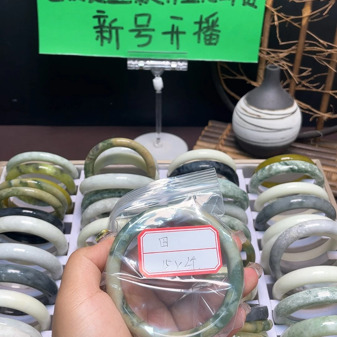 蛇纹石玉手镯未镶嵌田