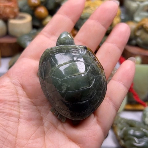 未镶嵌岫岩河磨玉（透闪石质玉）把件