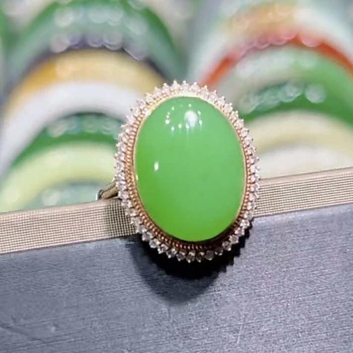 和田玉俄料碧玉苹果绿戒指18K金镶嵌