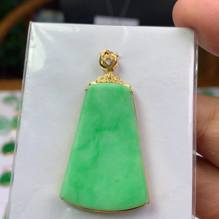 颈饰18K金镶嵌翡翠