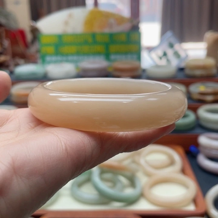 石英质玉手镯未镶嵌藕粉手镯