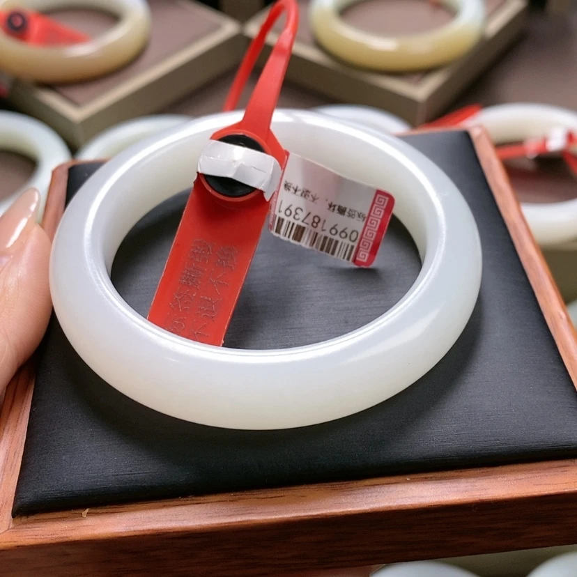 【闪购商品】和田玉手镯未镶嵌一**着