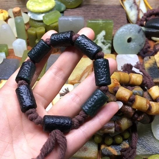 岫玉未镶嵌颈饰桃**主