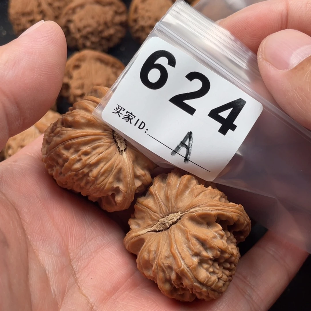 文玩核桃吊坠白狮子42