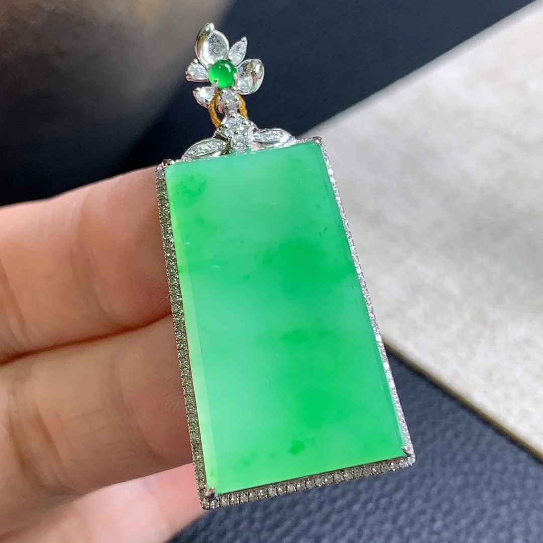 天然缅甸a货翡翠冰种阳绿无事牌吊坠色泽鲜艳高品质揭阳精品玉石