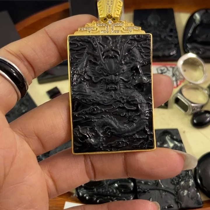 翡翠颈饰未镶嵌墨翠