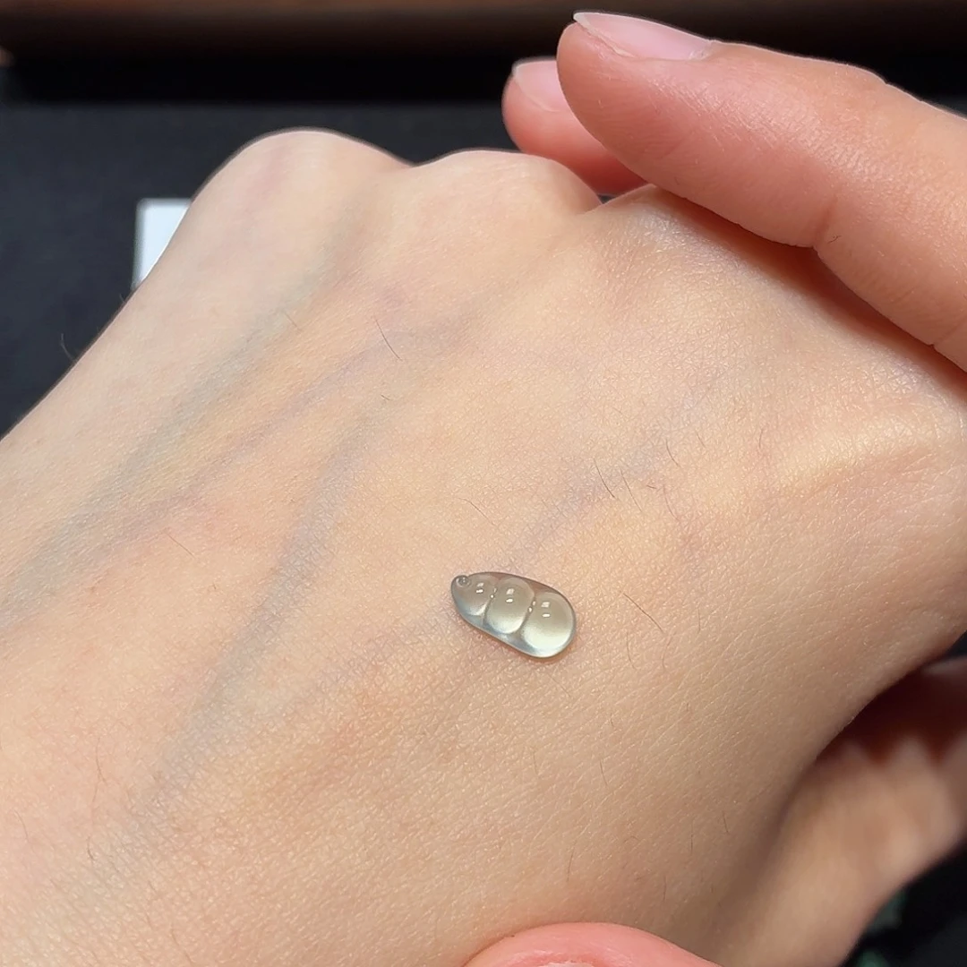 翡翠未镶嵌颈饰豆子