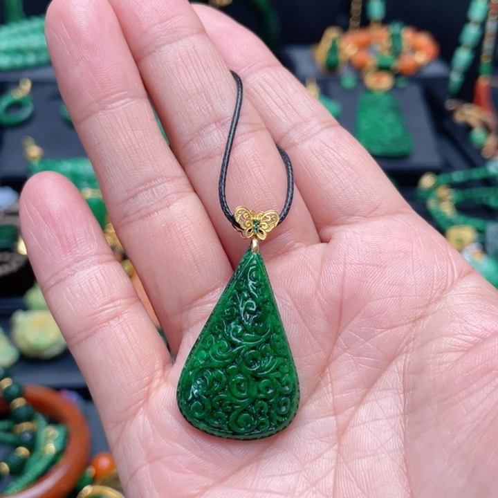 翡翠18K金镶嵌颈饰