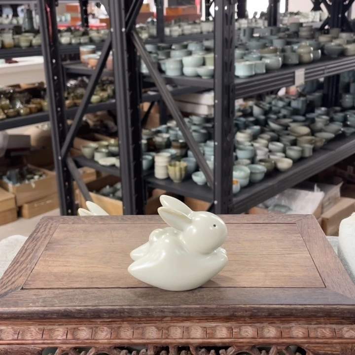摆件月白釉奔奔兔