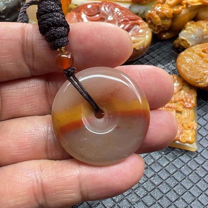 石英质玉（黄龙玉）颈饰未镶嵌