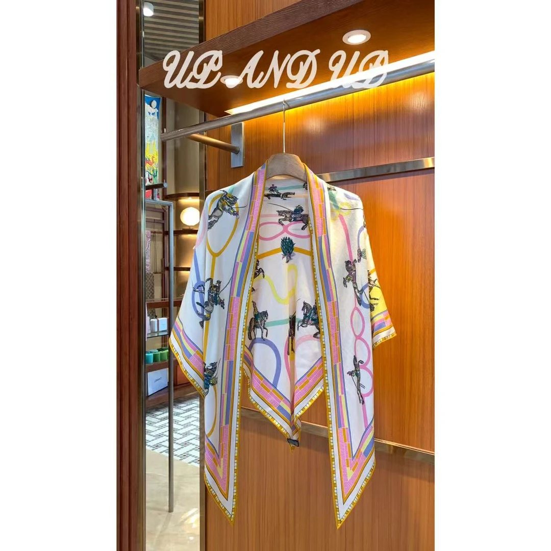 ‘疯狂马鞍回转舞步’与蛇形前进大三角巾春秋真丝羊毛披肩围巾