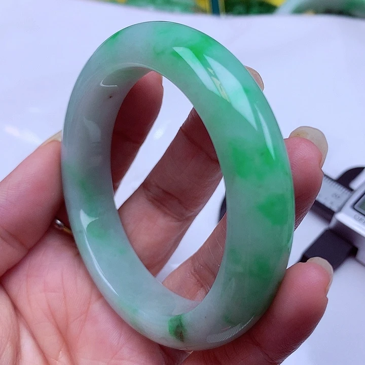 翡翠手镯未镶嵌翡翠