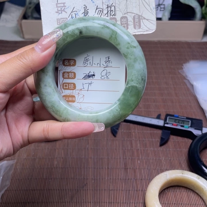 唐***墨蛇纹石玉未镶嵌手镯