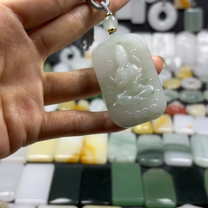 石英质玉（金丝玉）未镶嵌颈饰