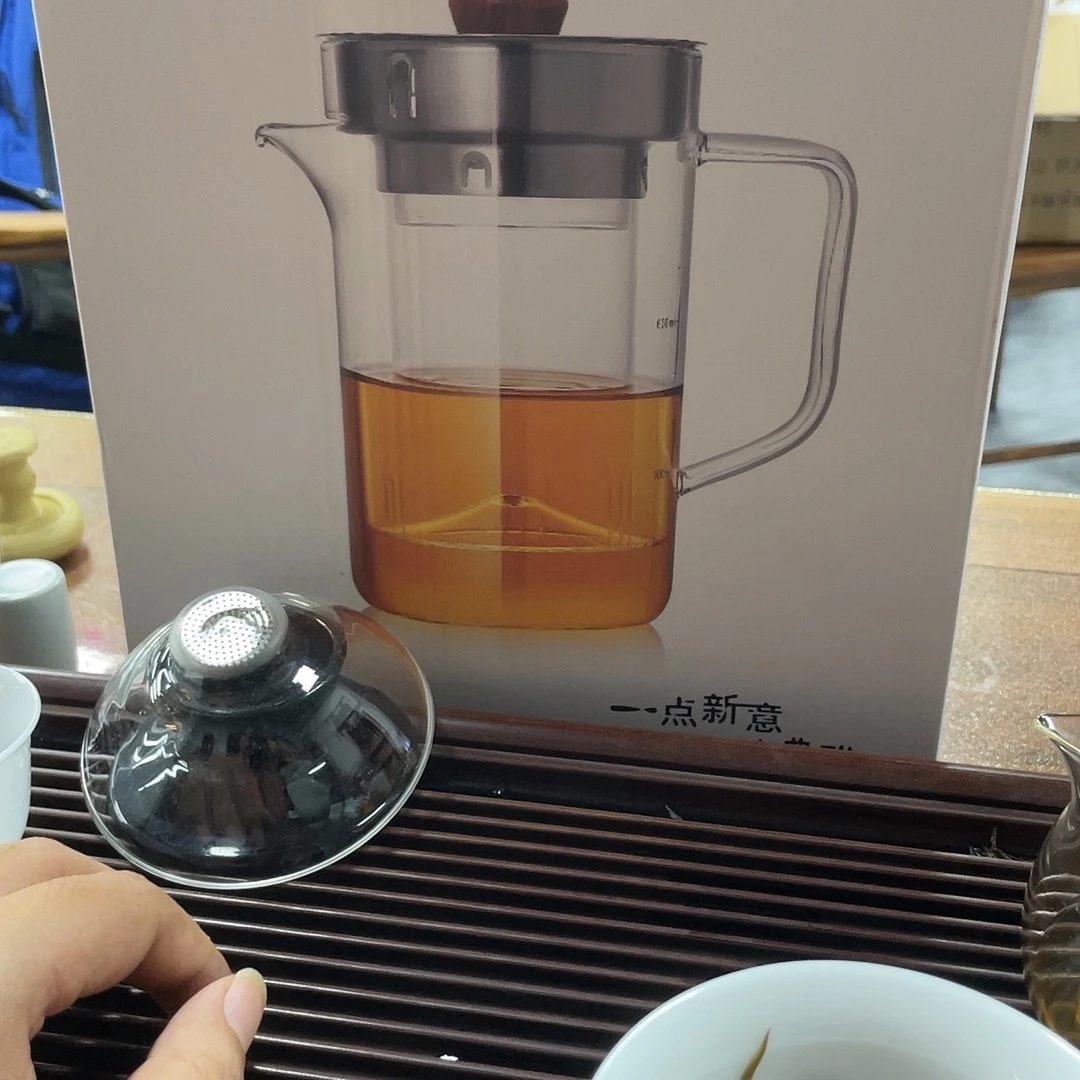 烟***色搪瓷杯子里还有很多东西