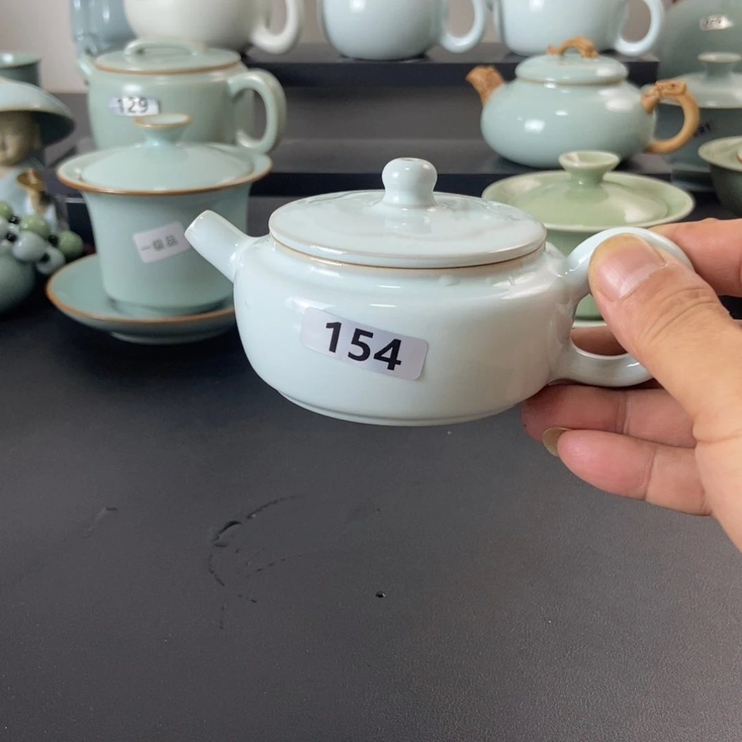 壶微瑕月白釉手工梅花壶