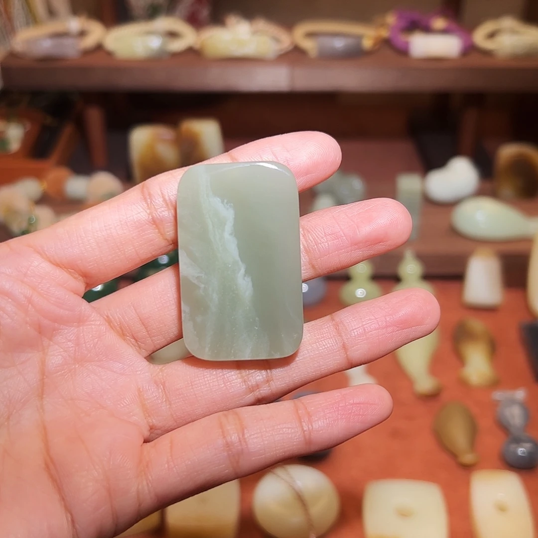 微***笑和田玉未镶嵌颈饰