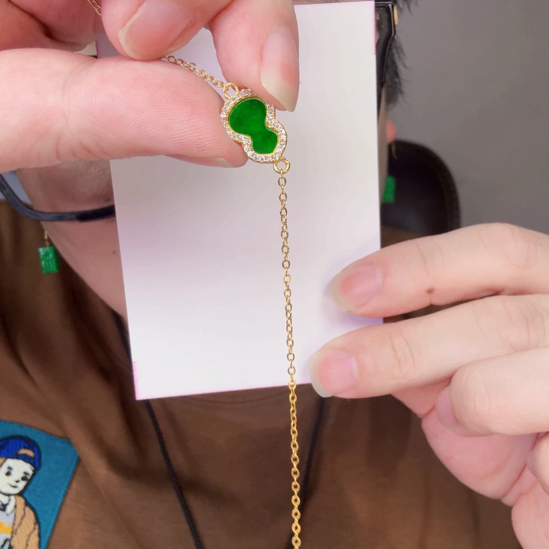 翡翠未镶嵌颈饰一件